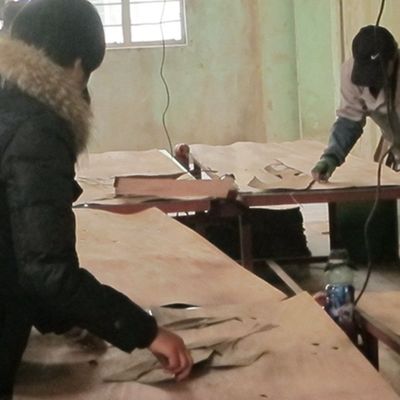 Sztuczna okleina z drewna morelowego X0113 Dostosowana długość 3050 mm Kwadratowe cięcie Proste ziarno do fantazyjnej sklejki Chiny sprawiają, że