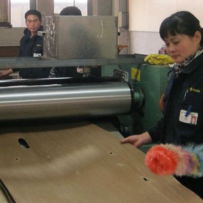 Zrekonstruowane drewno fałdery Rose drewno Crown Cut czerwony kolor Długość 2200-3100mm Do Do drzwi wewnętrznych China Factory