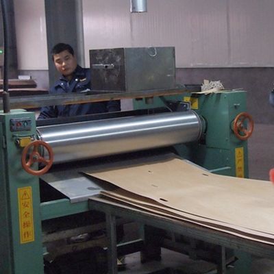 Zaprojektowany fornir z drewna łupkowego Orzech H8536 Prosty Fineline Ziarno Ciemnoszary kolor do dekoracji Wydłużony Rozmiar 3100 mm