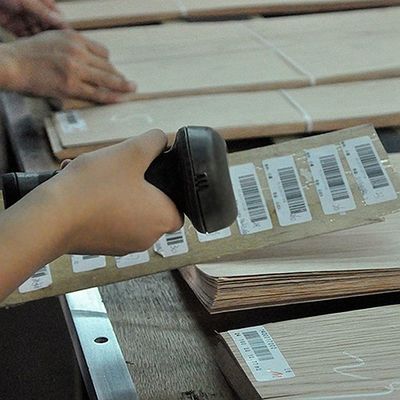 OEM naturalny fornir z drewna mahoniowego o prostym kształcie ziarna 2500-3100 mm do skóry drzwi