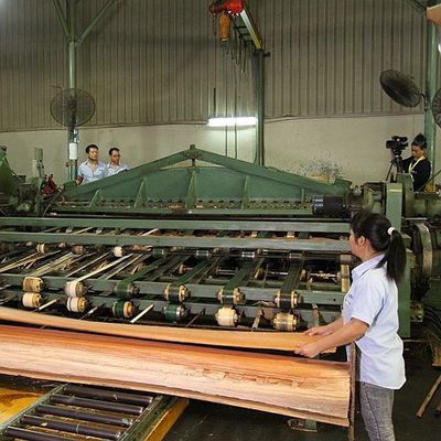 Fornir z naturalnego orzecha amerykańskiego, ćwiartka o prostym kształcie, do produkcji mebli wysokiej klasy Fsc China Producent