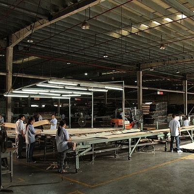 Fornir z naturalnego orzecha amerykańskiego Fornir ćwiartkowy o prostym ziarnie do produkcji mebli wysokiej klasy Fsc China Producent