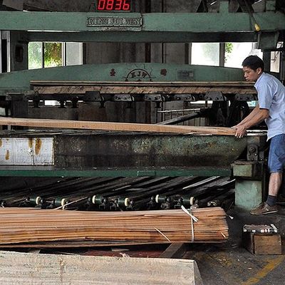 Fornir z naturalnego orzecha amerykańskiego Fornir ćwiartkowy o prostym ziarnie do produkcji mebli wysokiej klasy Fsc China Producent