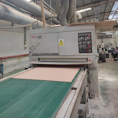 Wewnętrzne drzwi licowane naturalną dwukolorową okleiną z drewna tulipanowego proste słoje 2440/2745 mm