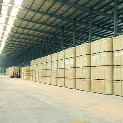 OSB2 Trójwarstwowa deska z radiatowym sosnem 2745mm Długość dla paneli nośnej