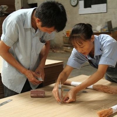 Wysokiej klasy inżynieryjnie wykonane fałdy drewna orzechowe europejskie E.WT-X9708H prostokórkowe brązowe 2500mm do szafki China Factory