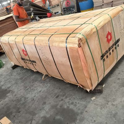 2440*1220 Cały kawałek Gabon Okume fazowanie drewna 0.2mm - 0.4mm Dla fabryki Fancy Panels